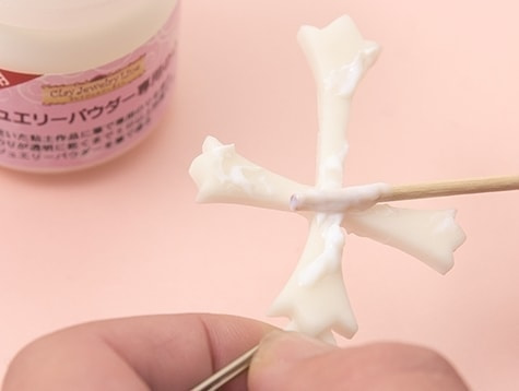 楊枝で専用のりをすくう